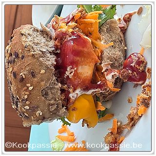 kookpassie.be - Broodje met fricandon (kip, vriezer) met gemengde sla, cheddar, tomatensaus, pitasaus, gedroogde uitjes