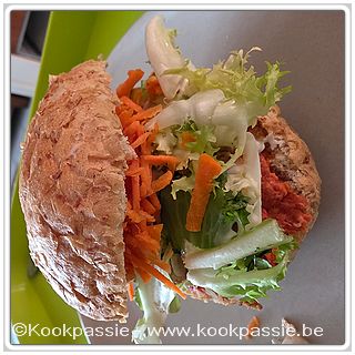 kookpassie.be - Broodje préparé met gemengde sla, geraspte wortel, gedroogde uitjes