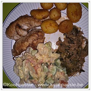 kookpassie.be - Rest van de gebakken kip met salade van sla, tomaat en mini komkommer, rest van de gebakken aardappelen