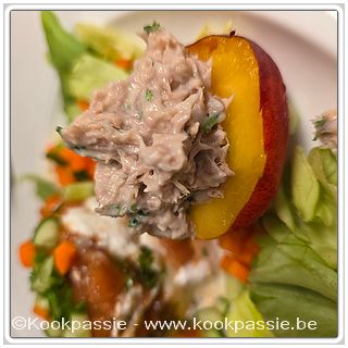 kookpassie.be - Nectarine opgevuld met tonijn, yoghurtmayo, rode ui, peterselie