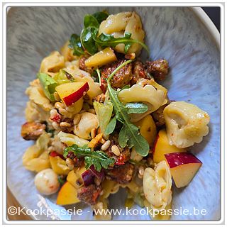kookpassie.be - Tortellini rauwe ham met mini mozzarella, gebakken pijnboompitten en kaashamburger, zoete paprika, ruccola en nectarine
