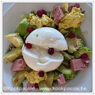 kookpassie.be - Gemengde sla, burrata Lidl (niet voor herhaling, hard en totaal niet romig) met avocado, paté en Katriens frambroosjes