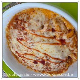 kookpassie.be - Spaghetti bolognaise, met gemalen kaas nog es in de microgolf en sriracha