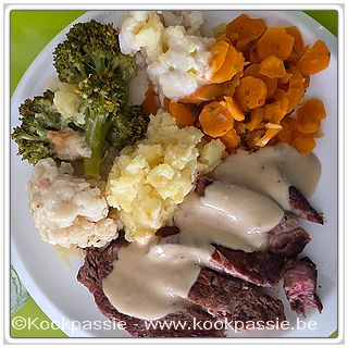 kookpassie.be - Entrecôte met bloemkool, broccoli, wortels, puree en pepersaus