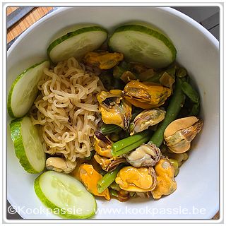 kookpassie.be - Laatste verwerking van de mosselen met van die Instant noodles shrimp (Lidl)