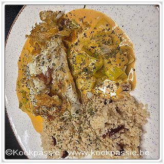 kookpassie.be - Kabeljauw met gestoofde prei, room, rode pesto en zwarte peper. Met couscous en granberry geweekt in dubbele hoeveelheid kokend water. On top peterselie