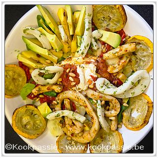 kookpassie.be - Inktvis Lidl, veldsla, komkommer, zoete paprika uit vriezer, avocado, nectarine, pijnboompitten en kerstomaatjes met basilicum apart gebakken in olijfolie,  in de oven gegaarde gele courgette (200°C, 25 minuten en olijolie erop) en burrata