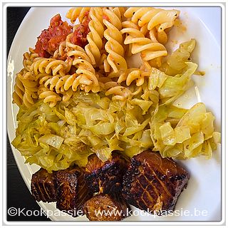 kookpassie.be - In boter gebakken spitskool met ras el hanout (1295) met spirelli in gebakken kerstomaten met look en basilicum en gebakken gemarineerde zalm (1781)