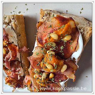 kookpassie.be - Broodje, Griekse yoghurt, gebakken bacon, rode pesto en pijnboompitten