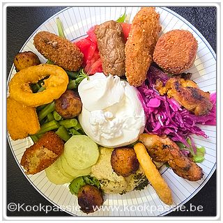 kookpassie.be - Mini snacks, burata, rode kool, gemengde sla, prinsessenboontjes, tomaat van Daisy, hummus, komkommer, kip, kipnugget, kaaskroket, garnalenkroket, fricandel, varkensballetjes, inktvisring, rijstkroket