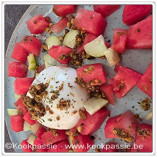 kookpassie.be - Burrata met watermeloen, komkommer, notenmix van pistache en pijnboompit