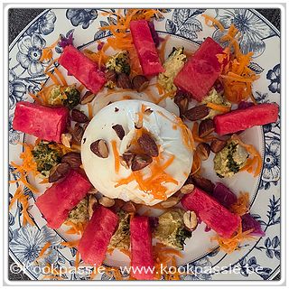 kookpassie.be - Watermeloen, Burrata, Hummus, niet zn geslaagde combi, Geraspte wortel, Rode kool in azijn en olie, Gerookte amandelen (AH), Honing