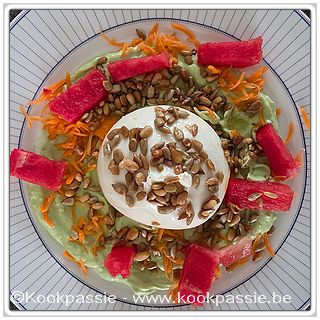 kookpassie.be - Watermeloen, Burrata, Avocado gemixt met Griekse yoghurt, Noten: zonnebloem- en pijnboompitten