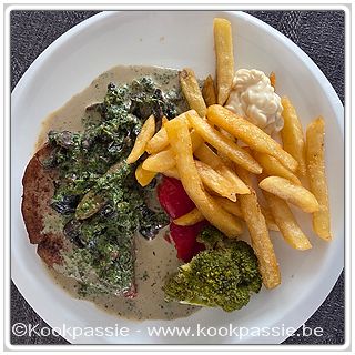 kookpassie.be - Ossenhaas Colruyt (nu al 44,90€/kg) met champignonpeterselieroom, restje broccoli en zoete paprika en frietjes