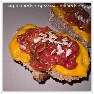 kookpassie.be - Broodje met cheddar kaas, kerstomaten in olijfolie en ui gebakken en ontveld met zonnebloempitten (1 min. Microgolf)