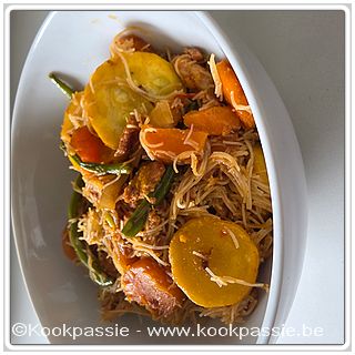 kookpassie.be - Gebakken varkensreepjes, prinsesseboontjes, wortel, gele courgette en ui met glasnoedels en Kung pow saus (1511)