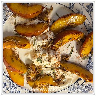 kookpassie.be - Ontbijt deze morgen, nectarine gebakken met olijfolie, zonnebloempitten, rozemarijn, honing met mozzarella met zwarte peper