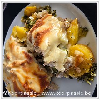 kookpassie.be - Ovenschotel: Aardappelen, broccoli en bloemkool, gemengd gehakt en ui en bechamel (533)