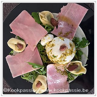 kookpassie.be - Burrata met ruccola, gekookte hesp, tortelloni ricotta spinach, gerookte amandelen (AH) en pestovinaigrette (Oil and Vinegar)