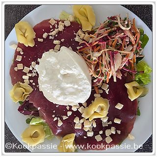 kookpassie.be - Carpaccio (Lidl) met gemengde sla, wortel, rode biet mengeling, burrata en tortellini