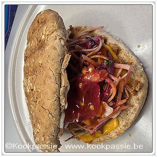 kookpassie.be - Halve hamburger, gemengde sla, ziz, curry kethup, pittasaus