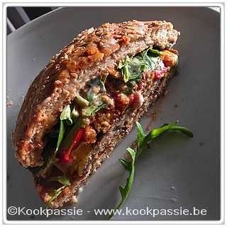 kookpassie.be - Kaasburger met gemengde sla, 'ziz' kaas, ui
