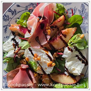 kookpassie.be - Vandaag met Gemengde sla, burrata, rauwe ham, in boter gebakken nectarines en pijnboompitten. 
Afgewerkt met balsamico