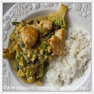 kookpassie.be - Gebakken kip met rijst en als groenten: kastanjechampignons, prei, prinsessenbonen, broccoli, ui. Saus: sojaroom met curry en chili