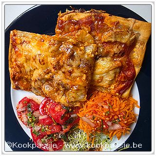 kookpassie.be - Pizza met tomato Fritto, zure room, gebakken kip, ananas uit blik, gemalen kaas en Chimichurri met geraspte wortelen, preischeuten en coeur de boeuf tomaten uit de tuin