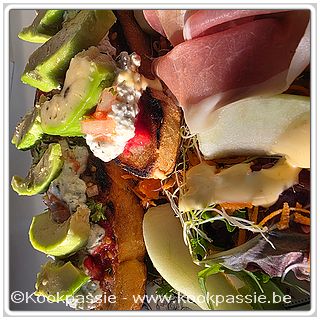 kookpassie.be - Gegrild broodje met tomaten in vinaigrette, feta gemengd met verse kaas, peterselie, bieslook en look, avocado, gemengde jonge sla, wortel, schelletje rauwe parmaham en peer