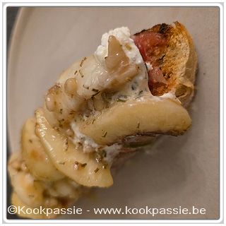 kookpassie.be - Gegrild broodje met tomaten in vinaigrette, feta gemengd met verse kaas, peterselie, bieslook en look, gebakken witte nectarine met rozemarijn, honing en pijnboompitten