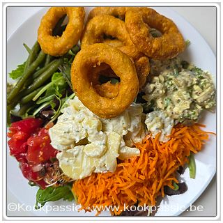 kookpassie.be - Calamares, met tartaar, mesclun, geraspte worteltjes, tomaten, prinsessenboontjes, aardappelsla