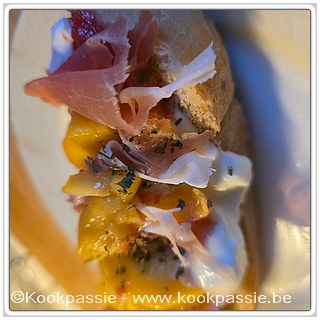 kookpassie.be - Geroosterd broodje, tomaten, burrata, nectarine, rauwe ham en peterselie
