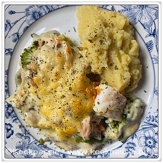kookpassie.be - Vispannetje met zalm, schelvis, prei, wortel, prinsessenbonen, broccoli en bechamel (1092) van visfond (vis er ook nog es in gepocheerd) en puree. Gemalen kaas erop en grill 3 -  7 minuten