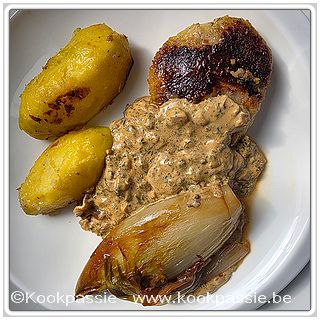 kookpassie.be - Gebakken kaas, spekburger met witloof, gebakken aardappelen en sausje van Boursin, 1/2 bouillonblokje, peterselie, scheutje sojaroom, ketchup en worchestersesaus