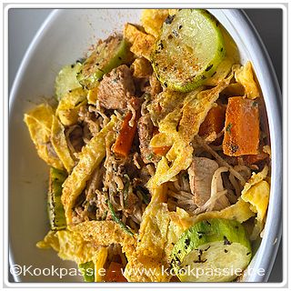 kookpassie.be - Mie met in de oven gegaarde wortelen en courgette, fijne omelet, gebakken kip met cajunkruiden en wat maïzena en kokosmelk