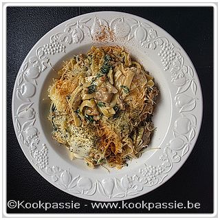 kookpassie.be - Tagliatelli met gebakken kalkoengehakt met ui, gemberpoeder, paprika, komijn, oregano, gember op olie en gebakken oesterzwammen, gekookte spinazie en kaasbechamel.
Nog wat chilipoeder en peterselie on top