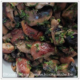 kookpassie.be - Kookmiddag : Shiitake en gewone champignons gebakken in look, boter en peterselie erbij