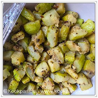 kookpassie.be - Kookmiddag : Bio courgette voor mama. Gestoofd in olijfolie met oregano, look en basilicum