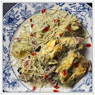 kookpassie.be - Tortellini met spinazie en ricotta. Shiitake, champignons, room, peterselie, look, geraspte kaas, parmezaan en gekookte hesp. En voor de niet watjes sriracha saus