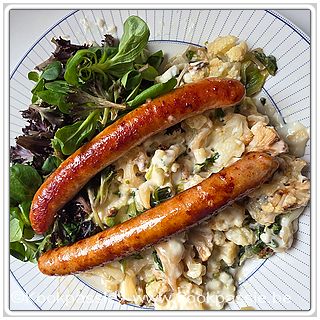 kookpassie.be - Kippenworst met rest van de bloemkool en andijvie met bechamelsaus en sla