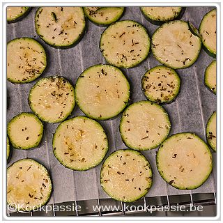 kookpassie.be - Het was weer druk in de oven en op het vuur
* Stoempgroenten (Daarna met 1l water, boillonblokje En hup verse soep)
* Aubergine en spaghettipompoen * Courgette met olijfolie en provençaalse kruiden
* Wortelen met olijfolie en komijn en een pastinaak 1/5
