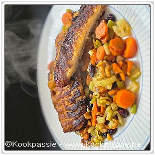 kookpassie.be - Gebakken schar met in olijfolie gebakken gemengde noten, cranberries, currypoeder, wortel en venkel