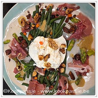 kookpassie.be - Salade van prinsessenbonen, groene asperges, enkele blokjes wortel, burata, gebakken gemengde noten, rauwe ham
Vinaigrette van olijfolie, witte balsamico, Tierentijn mosterd en truffelolie