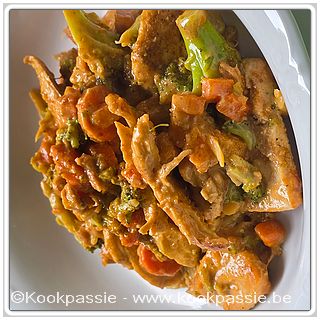 kookpassie.be - Gebakken kip met saus van Jumbo: Carbonara pastasaus met broccoli en worteltjes