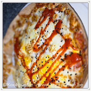 kookpassie.be - Wrap met kerstomaten gebakken in olijfolie met ui en basilicum, ei, Nigella zaden en Sriracha