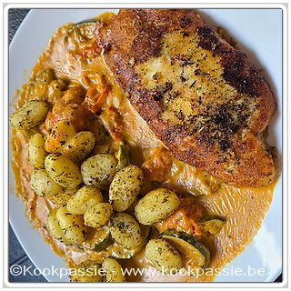 kookpassie.be - Gebakken gemarineerde kabeljauw met kokosmelk, rode curry, pindakaas, ui, courgette en kerstomaten mengeling en gebakken gnocchi met lookkruiden in AF (15 min 200°C)