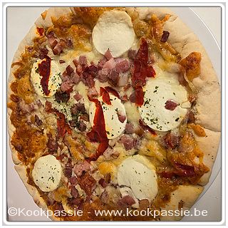 kookpassie.be - Pizza Capri - Handgegarneerd met geitenkaas, spekblokjes & paprika's (Carrefour)