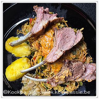 kookpassie.be - Gemarineerde lamskroon (in de pan rondom gebakken, dan nog es 20 tal minuten in de oven à 180°C) met wokgroenten, restje witloof en aardappelen in de microgolf
