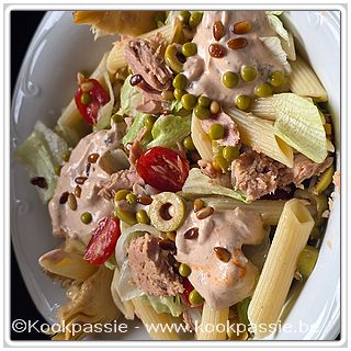 kookpassie.be - Penne met ijsbergsla, tonijn, kerstomaatjes, artisjokken, groene olijven, erwtjes, witte ui, pijnboompitten en saus van Griekse yoghurt met citroen, lookgranulaat, honing, bruine suiker, sojasaus, Gochujang